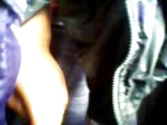 Une femme aux gros seins s'exhibe vidéo porno tukif