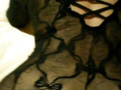 Femme masquée prono xxl black joue avec une bite