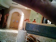 Une MILF brune teint sexe porno grosse bite suce une bite