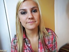 Une MILF blonde aux gros seins taquine et film x gratuit tukif se déshabille