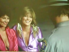 Une salope film porno vieille femme aux cheveux corbeau lèche la bite