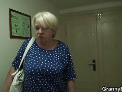 Pipe en POV video sexe gratuit de MILF avec des lunettes