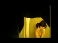 Une femme vidéo xxx gratuite coquine suce profondément une bite suspendue