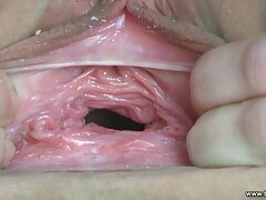 Une rousse suce une bite dans les porno transport en commun toilettes