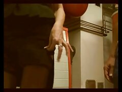 Poussin avec d'énormes sirènes s'amuse meilleure video porno