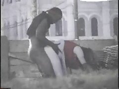 Jolie voisine aux gros seins chevauche une film pornodrome bite