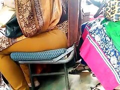 Une fille porno gratuit aux gros seins se masturbe avec un vibromasseur devant la webcam