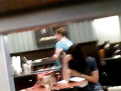 Une MILF brune lèche une bite bien film porno libanais dure en POV