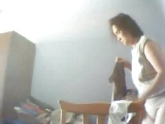 Footjob pour un streaming sex gratuit mec à grosse bite