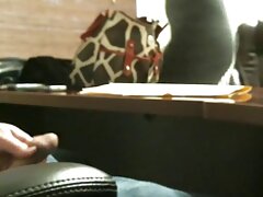 Le sperme film porno cochon d'un homme noir sur ses pieds