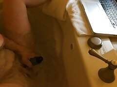 Une fille à la casquette suce une grosse film porno gratuit youtube bite et fait l'amour
