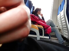 Une charmante ado suce une bite, se fait claquer et jizz dessus xxx des femmes