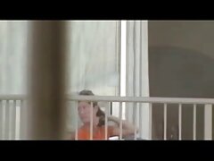 Cutie avec de gros seins naturels a des relations sexuelles et se fait film porno hollandais éjaculer sur le cul