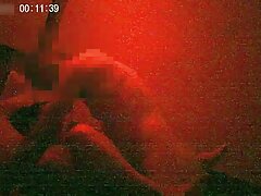 Bébé au masque noir suce une bite et se fait éjaculer sur site porno gros seins le corps