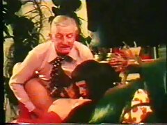 Poussin avec un film x porno arab masque suce une grosse bite