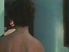 Une ado aux gros seins est film porno complet assise sur un gode