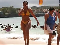 Une si jolie petite amie brune suce une bite sexe xxx gratuit avec ses parents dans d'autres pièces de la maison