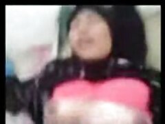Brunette manipule une grosse bite porno sans inscription