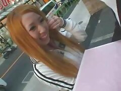 Une femme milf brune suce la porno coq nue bite de son mari comme une barre chocolatée dans cette vieille vidéo
