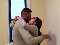 Une MILF brune films x africain se prend la bite