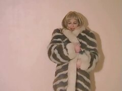 Une jolie femme discute en direct par webcam avec un mec video pornovore et se masturbe devant, profite