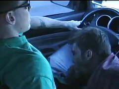 Une fille sexy met une perruque et porno femme nue s'amuse devant la caméra