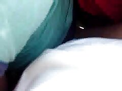 Fille fait une pipe dans vidéos porno de femmes les toilettes