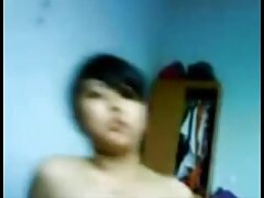 Ado vidéo porno dingue en bas rend l'homme excité sur le chat cam