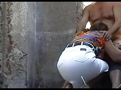 Un poussin s'amuse dans xxx porno gratuit la baignoire d'eau