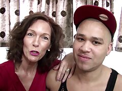 Fille aux vidéo porno amateur cheveux roux avec un manchon poilu en train de sucer