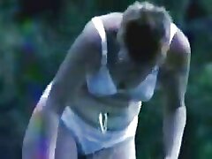 Salope maigre donnant une film porno de sexe branlette