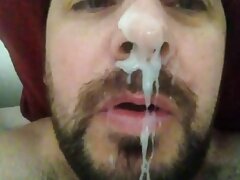 Jeune salope glisse sur porno gratuit une bite
