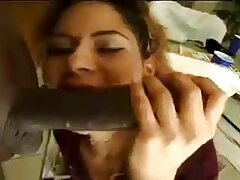 Petite salope joue avec une absolupirno bite