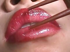 Jolie brune site film porno se masturbe devant la caméra