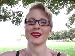MILF avec des lunettes suce film pprno gratuit la bite et les couilles