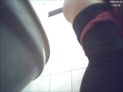 Babe se baise avec un gode film porno black gratuit et joue avec le doigt en anal