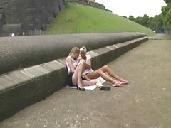 Un couple fou et risqué fait une vidéo film adults gratuit amusante dans la salle de bain dans un lieu public, profitez-en